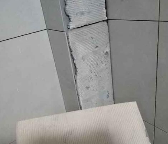 山南市瓷砖空鼓维修公司分享下厨房瓷砖脱落的补救措施。